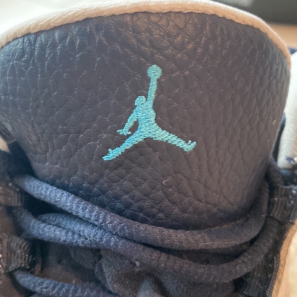 Boys Jordan basketball shoes - Picture 2 of 5